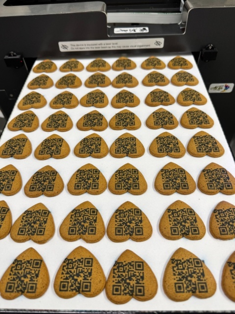 Smaczna wizytówka Google Piernik z Twoim Logo 100 szt Serce z nadrukiem QR kodem do opinii google